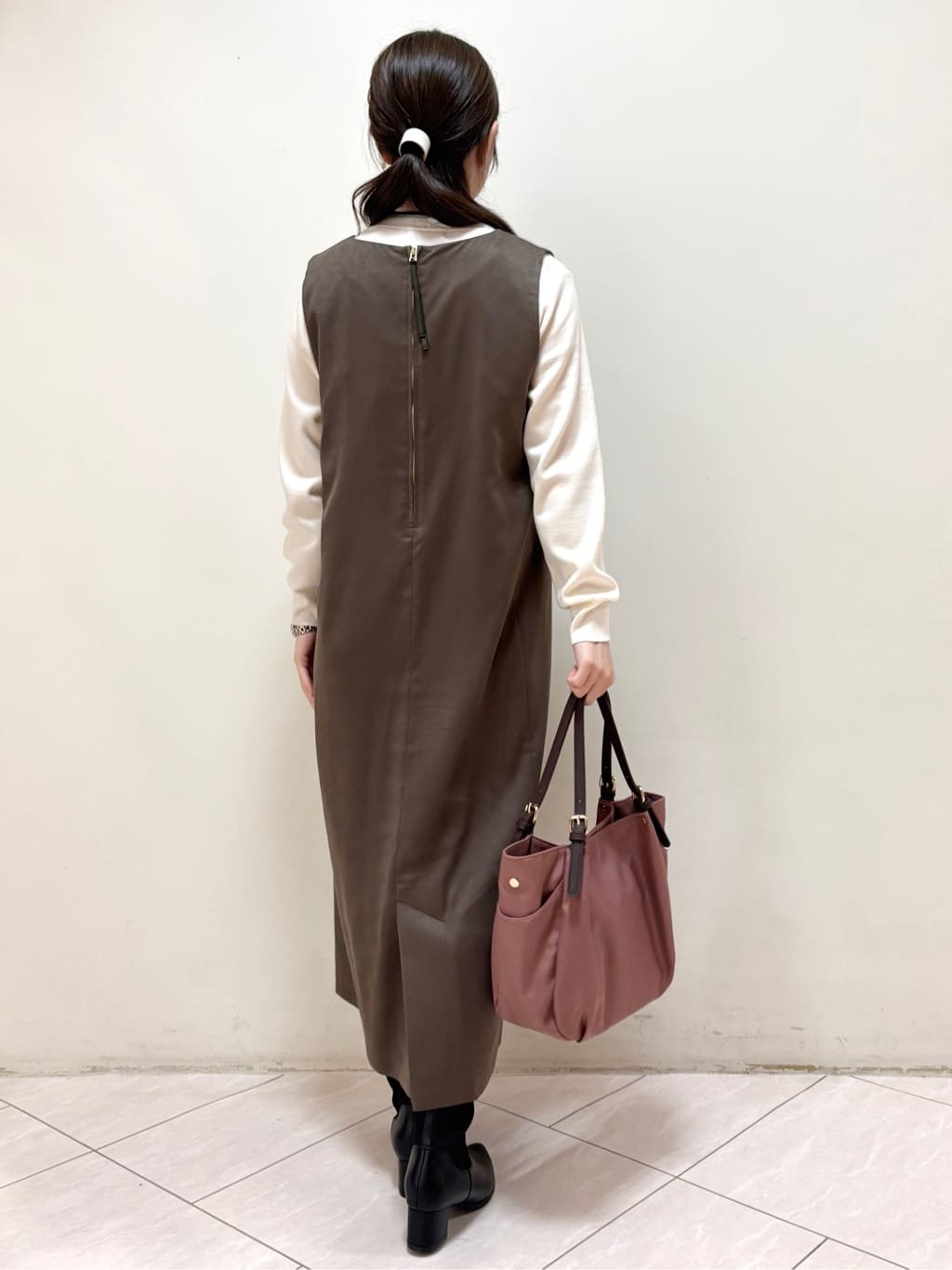 mikiさんの「Reflect｜【すっきりシルエット】スエードライクジャンパースカ―ト」を使ったコーディネート