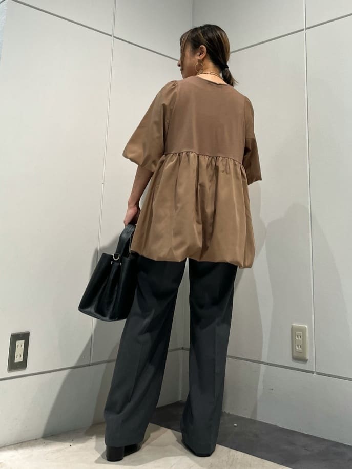 MOさんの「THE SHOP TK｜バルーンスリーブペプラムチュニック【洗える】」を使ったコーディネート