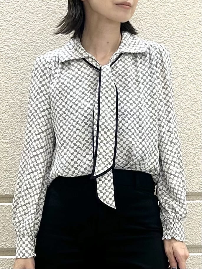 Takahashiさんの「COUP DE CHANCE｜◆【手洗い可／ボウタイ取外し可】配色パイピングボウブラウス」を使ったコーディネート