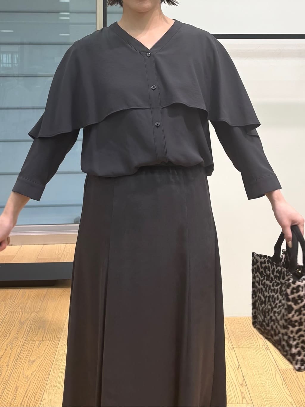 asamiさんの「INDIVI｜【羽織りとしても活躍！】ケープカラーブラウス」を使ったコーディネート
