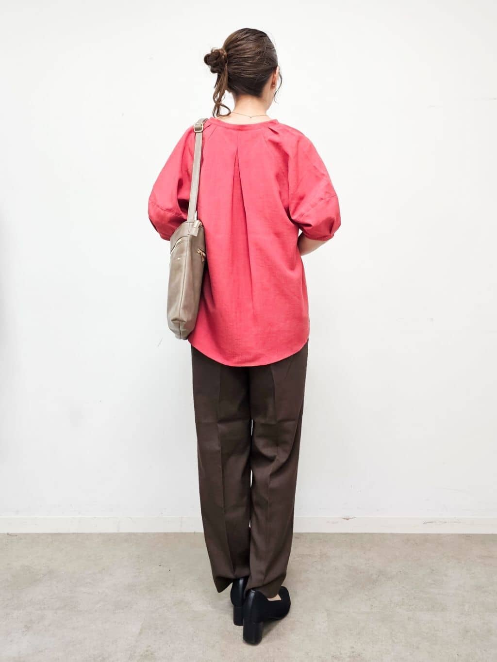 ゆゆさんの「SHOO･LA･RUE｜【S-LL/洗濯後しわになりにくい】ランタンスリーブで女性らしく 5分袖スキッパーブラウス」を使ったコーディネート