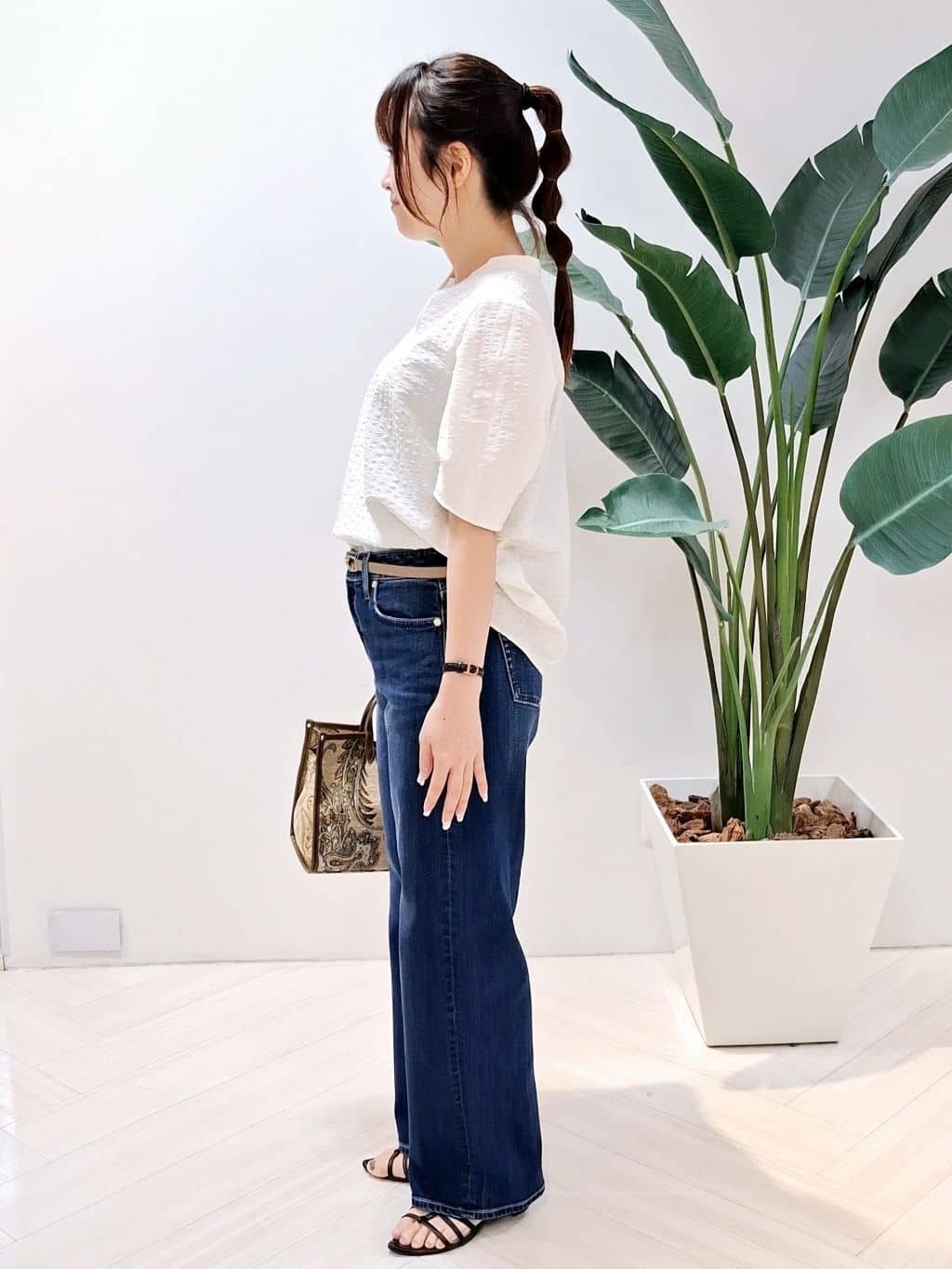 YuKaRiさんの「UNTITLED｜【吸水速乾/ストレッチ/Vネック】フォルムスリーブ ブラウス」を使ったコーディネート