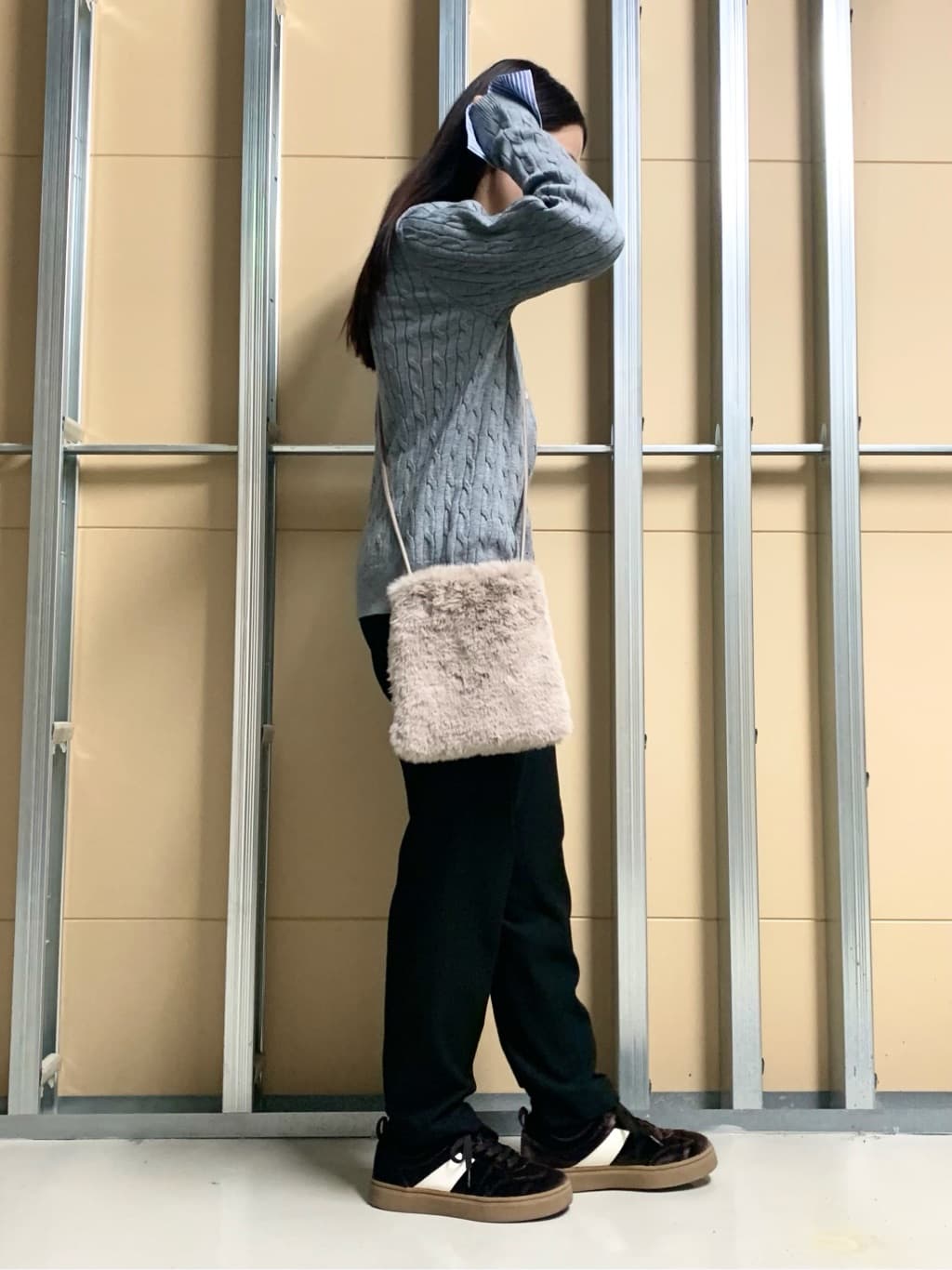 sahoさんの「THE SHOP TK｜【着るだけでコーデ完成】シャツレイヤード風 ケーブルニット」を使ったコーディネート