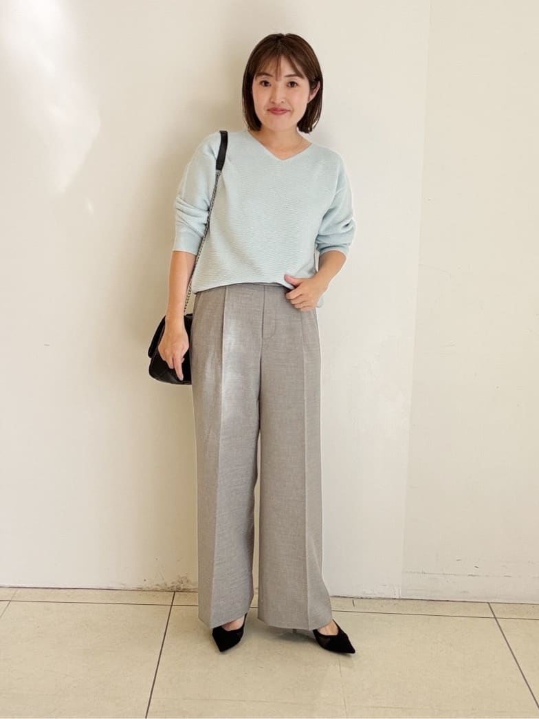 yoshiyaさんの「INDIVI｜【洗える／セットアップ可能】凹凸ストレッチ素材ストレートパンツ」を使ったコーディネート