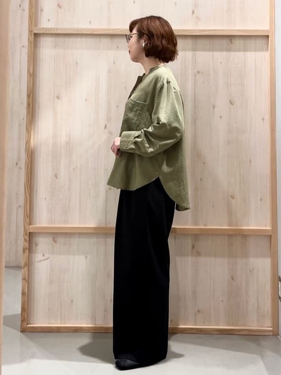 nakoさんの「THE SHOP TK｜【通勤にもデイリーにも】ダブルポケットスキッパーシャツ/洗濯機OK」を使ったコーディネート