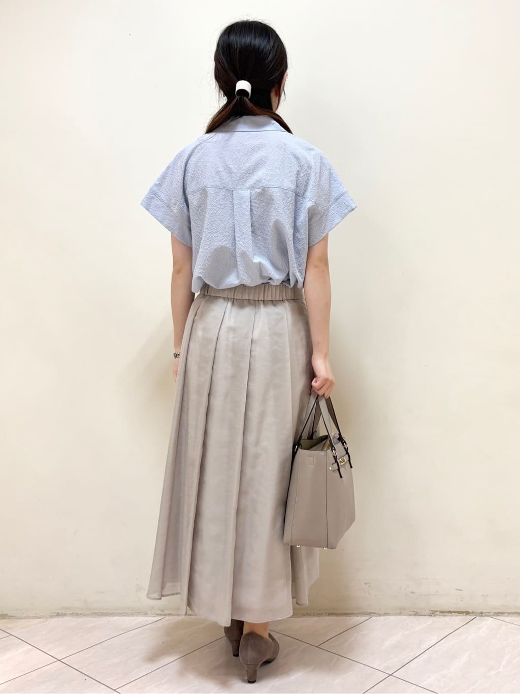 mikiさんの「Reflect｜【二の腕さりげなくカバー】シャツ衿オフボディブラウス」を使ったコーディネート