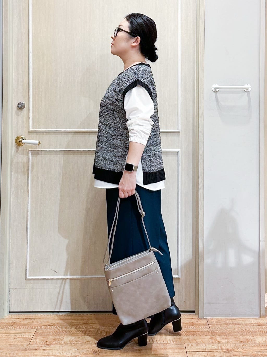 umeさんの「SHOO･LA･RUE｜【2点セット/S-LL】着回しいろいろ 編み柄ベスト&times;ブラウス」を使ったコーディネート