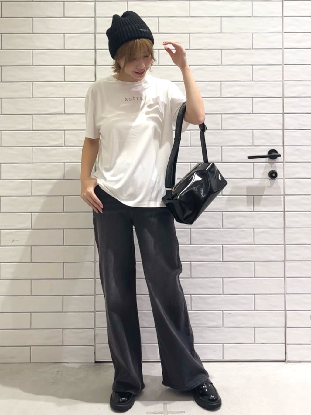 しおりさんの「OPAQUE.CLIP｜メタリック刺繍ロゴTシャツ【接触冷感／洗濯機洗い可】」を使ったコーディネート