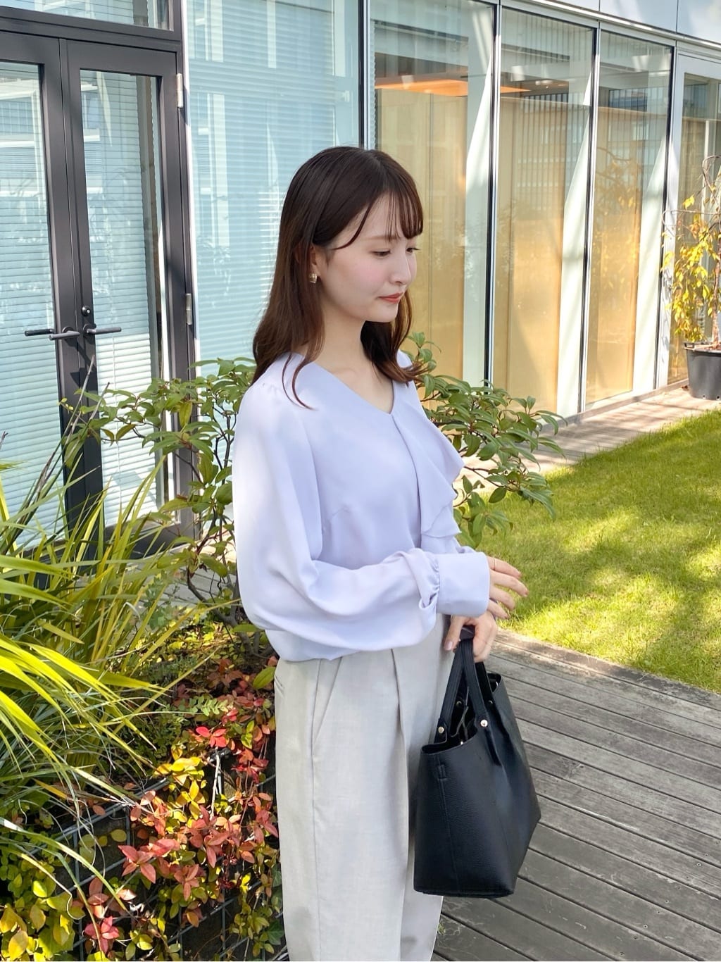 みさかさんの「index｜Vネックフリルブラウス【洗濯機OK／イージーアイロン】」を使ったコーディネート