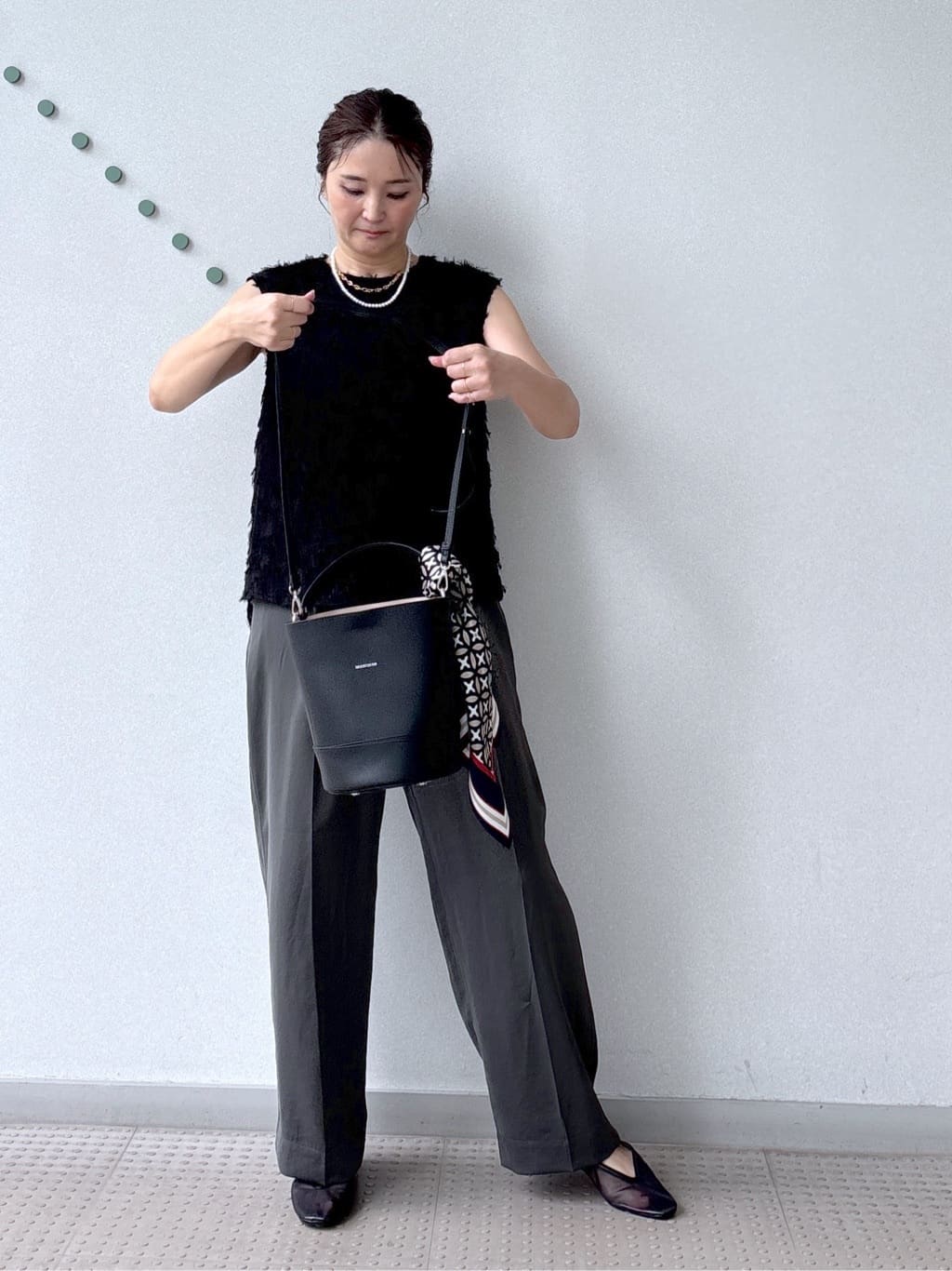 yoshikadoさんの「DRESSTERIOR｜シュリンクレザーバケットBAG」を使ったコーディネート
