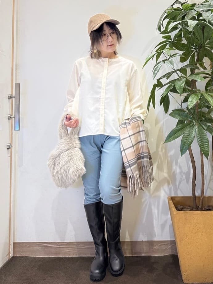 misakiさんの「SHOO･LA･RUE｜【洗濯機可/S-LL】後ろ姿も抜かりなく バックフリルシャツ」を使ったコーディネート