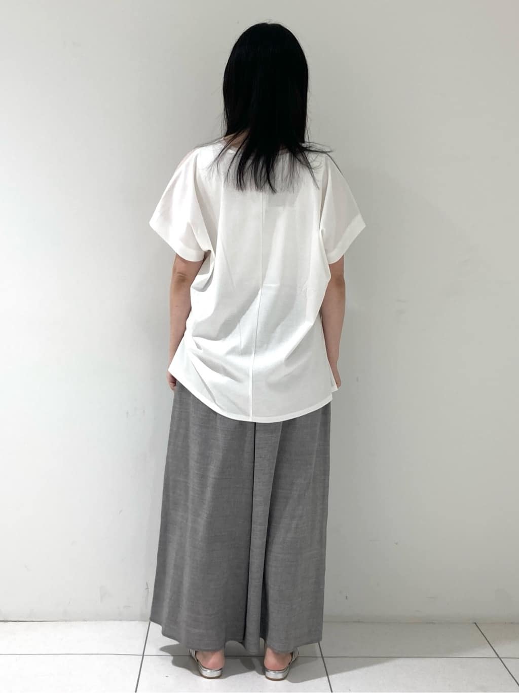momokoさんの「INDIVI｜【洗える／汗ジミ防止】バイカラー＆アシメヘム Tシャツ」を使ったコーディネート
