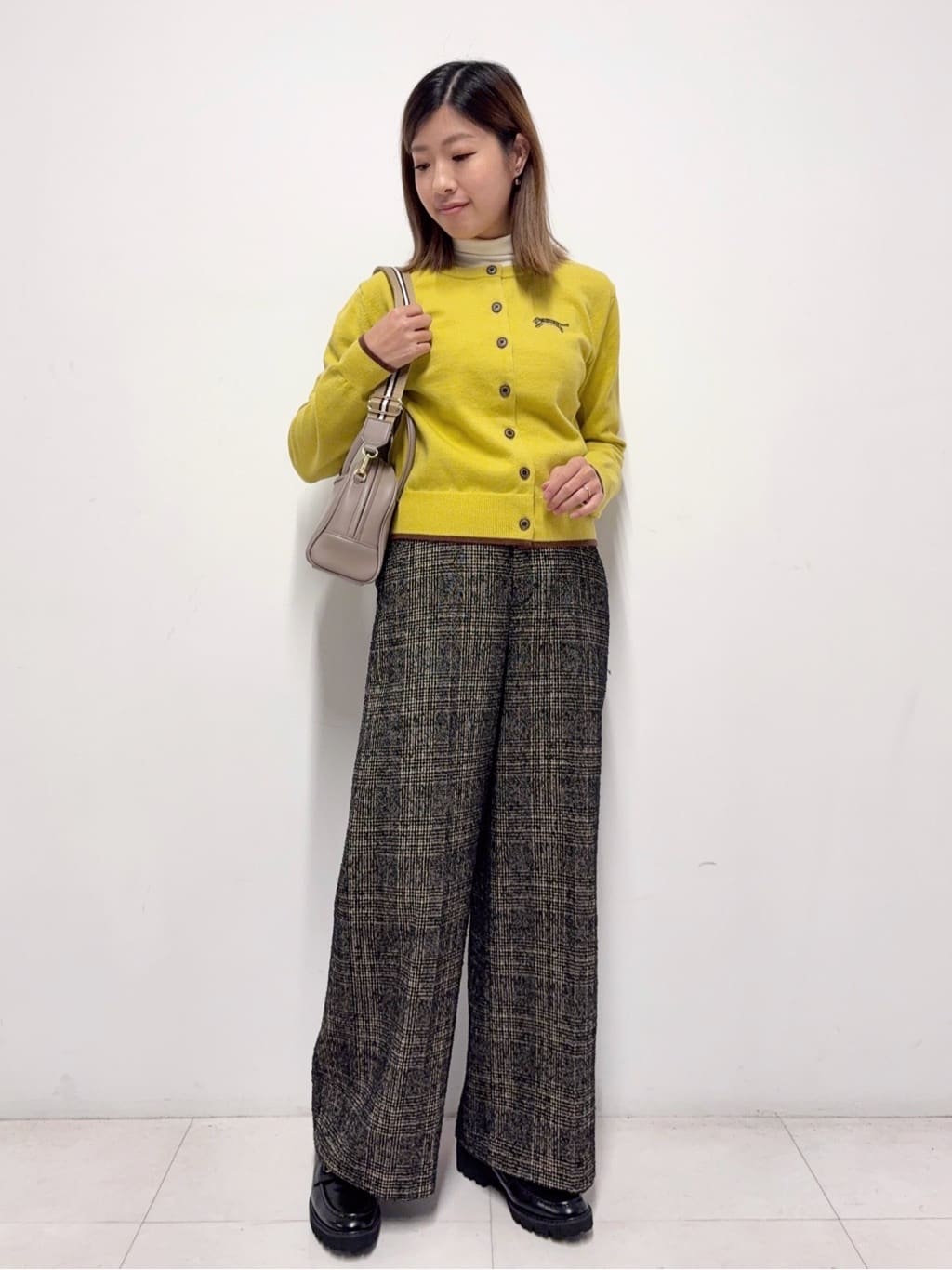 Nishijimaさんの「DRESSTERIOR｜【インナー使いに最適/しっとり暖かな吸湿発熱素材】タートルネックプルオーバー」を使ったコーディネート