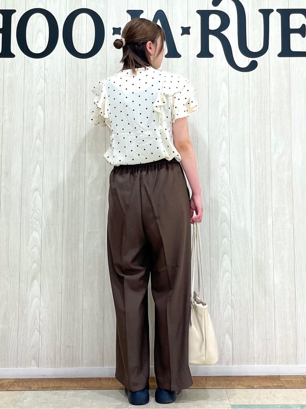 shiiさんの「SHOO･LA･RUE｜【無地/ドット柄】お袖フリルが華やぐ きれいめブラウス」を使ったコーディネート