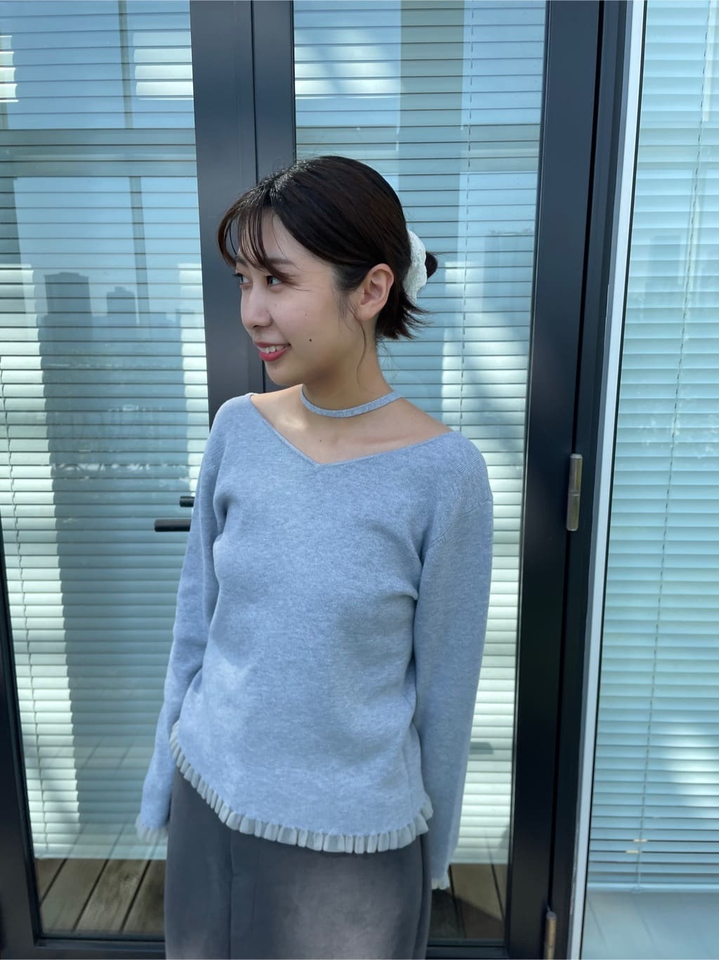 abeさんの「Couture brooch｜【洗える・ストレッチ・通勤】スエード調ダンボールIラインスカート」を使ったコーディネート