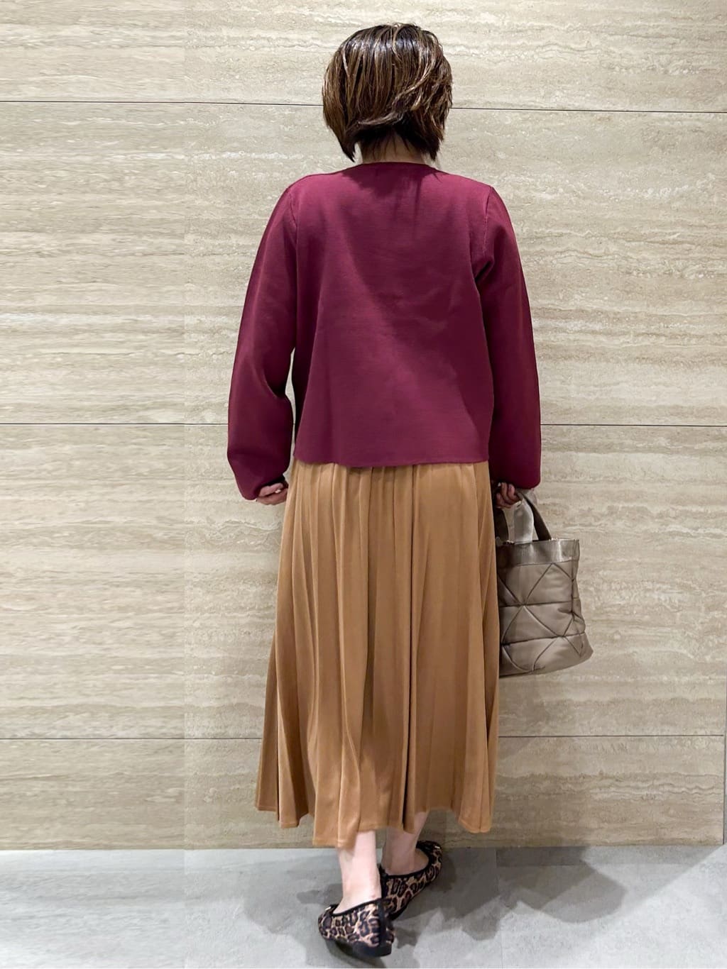 NAMIさんの「OPAQUE.CLIP｜フェイクスウェードプリーツスカート【静電気防止加工／洗濯機OK】」を使ったコーディネート