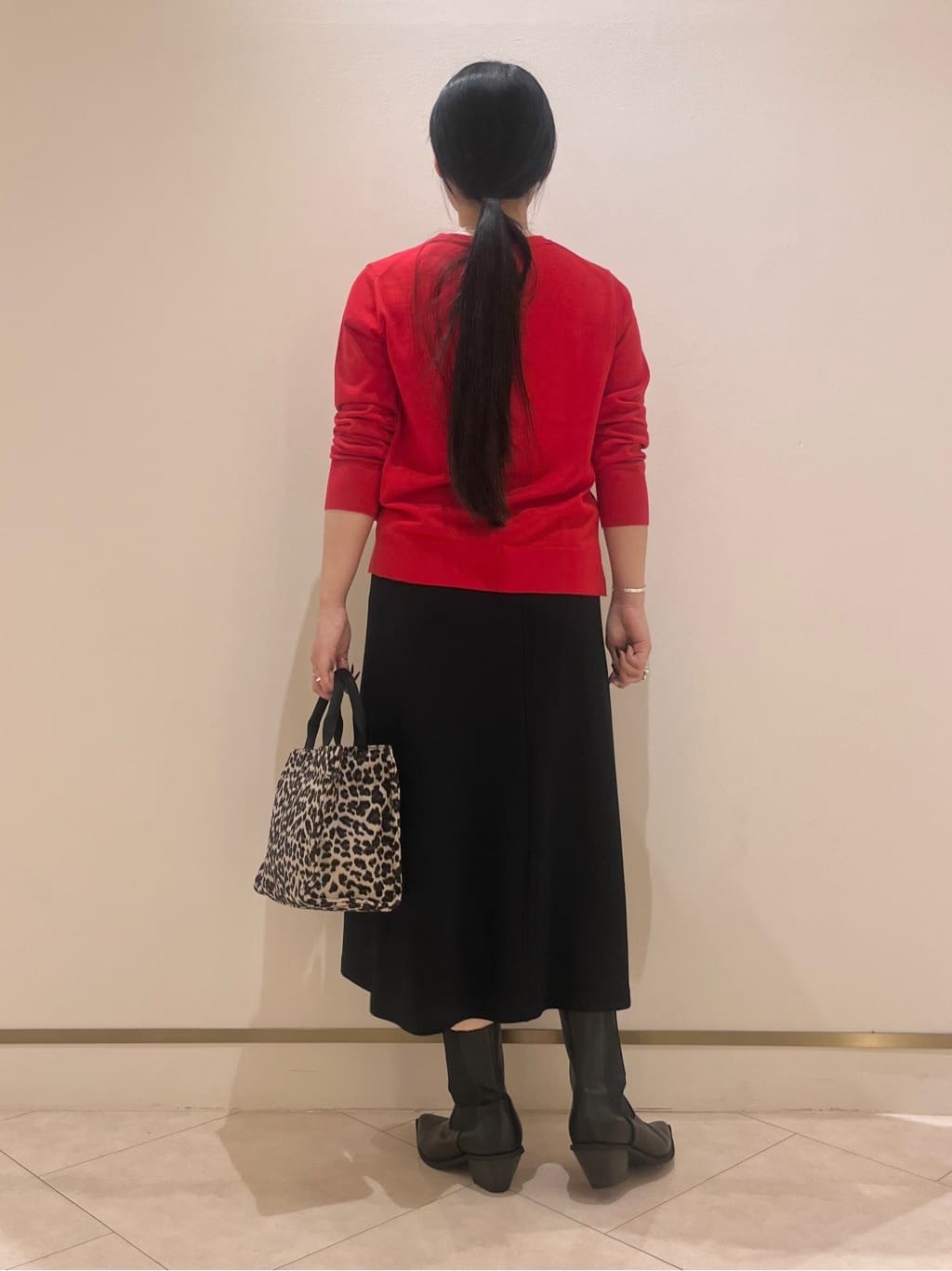 hasuさんの「INDIVI｜【洗える／毛玉になりにくい】エクストラファインウール Vネックニット」を使ったコーディネート
