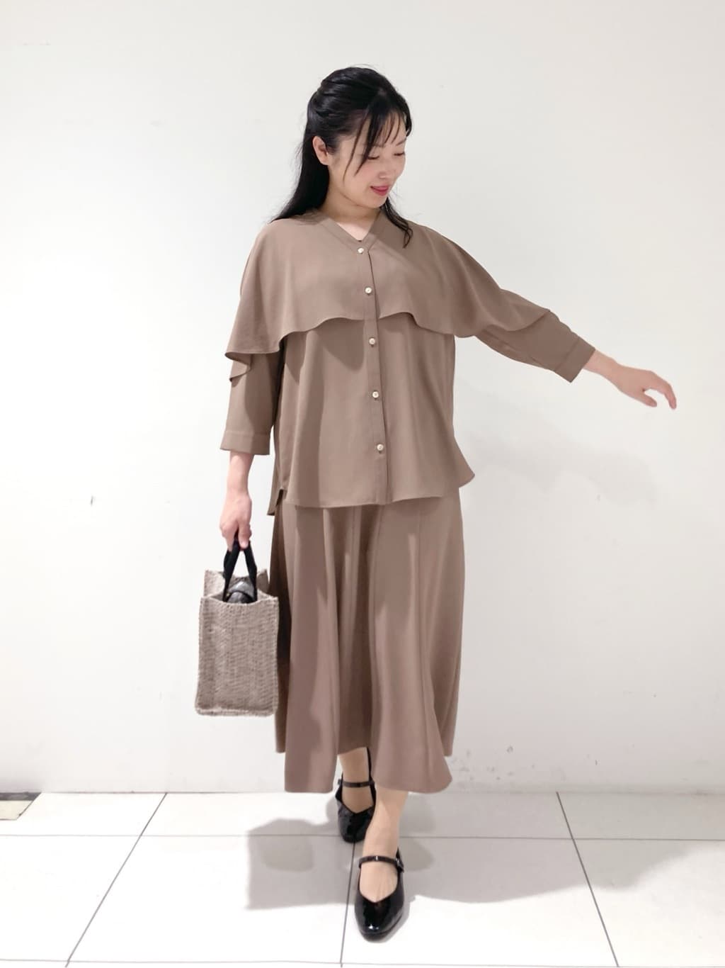momokoさんの「INDIVI｜【羽織りとしても活躍！】ケープカラーブラウス」を使ったコーディネート