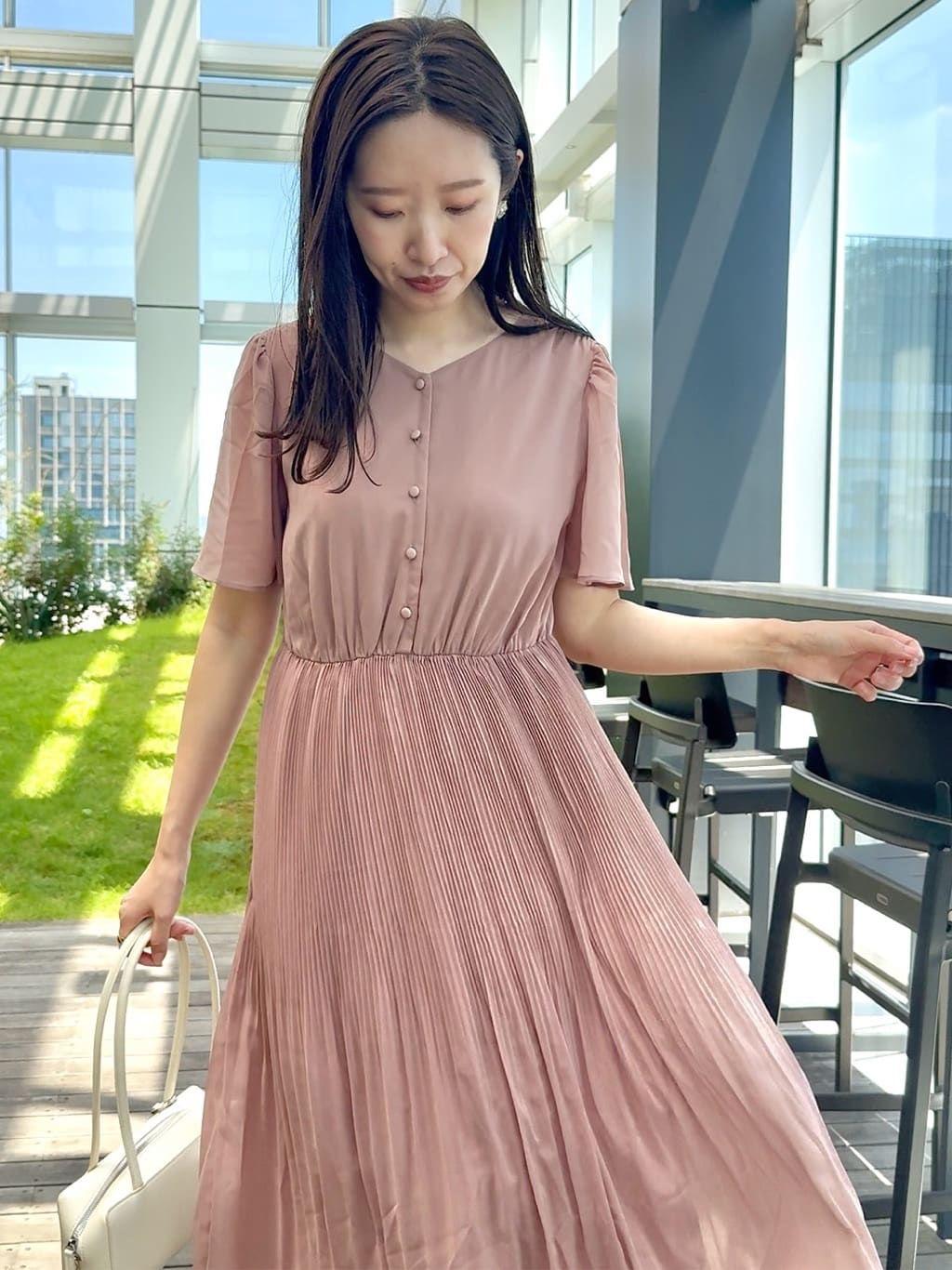 teiさんの「Couture brooch｜【二の腕カバー・楽ちん・通勤】シフォンプリーツワンピース」を使ったコーディネート