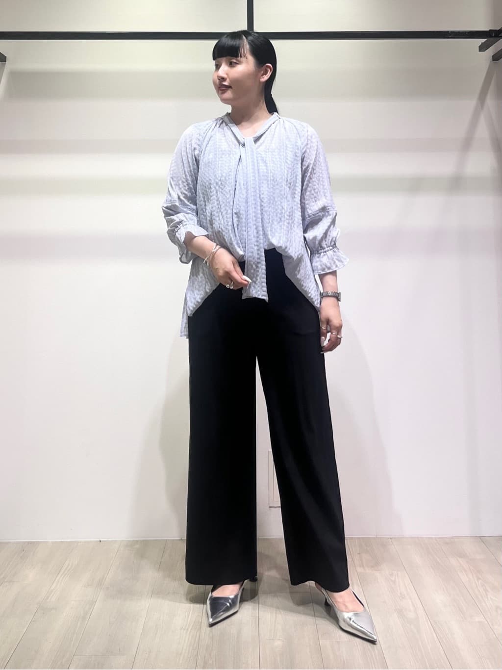 hasuさんの「INDIVI｜【洗える／シャーリング素材】ボリューム袖エアリーブラウス」を使ったコーディネート