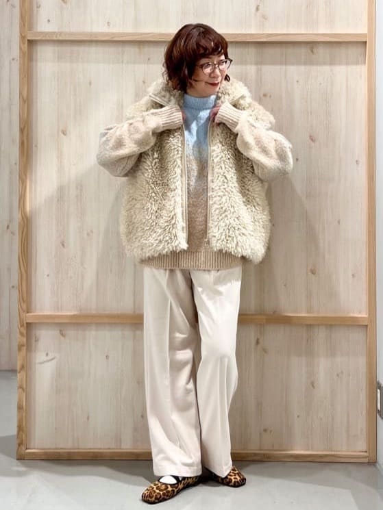 nakoさんの「THE SHOP TK｜プラスするだけでこなれ見え ボアベスト」を使ったコーディネート