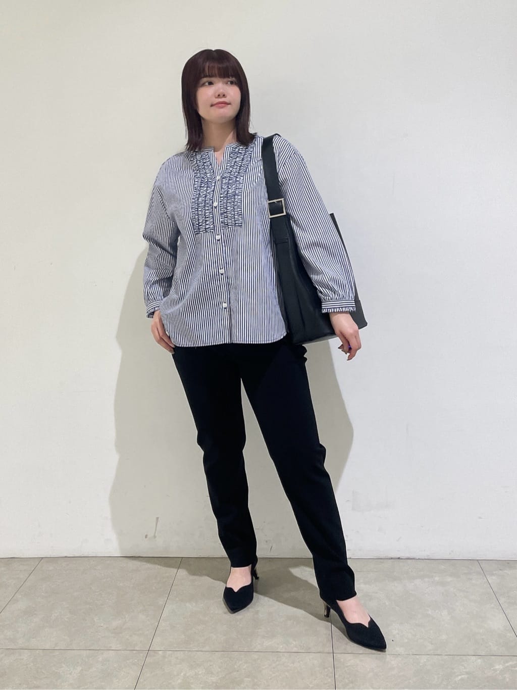 emikaさんの「INDIVI｜人気NO.1【褒められパンツ／高ストレッチ／ウエストゴム】タックテーパードパンツ」を使ったコーディネート