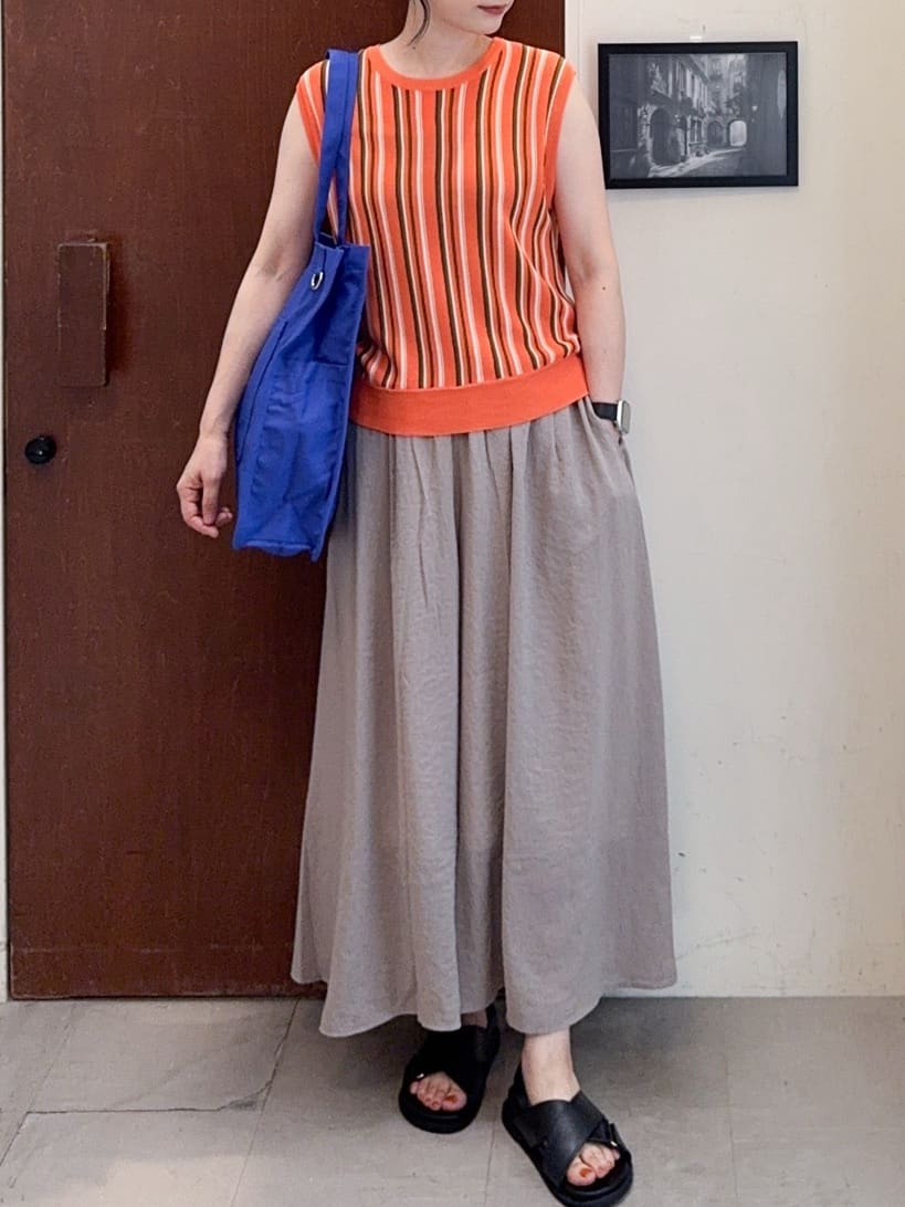 𝐇𝐢𝐫𝐨𝐦𝐢さんの「SHOO･LA･RUE｜【洗える】マルチストライプが印象的 ノースリーブニット」を使ったコーディネート