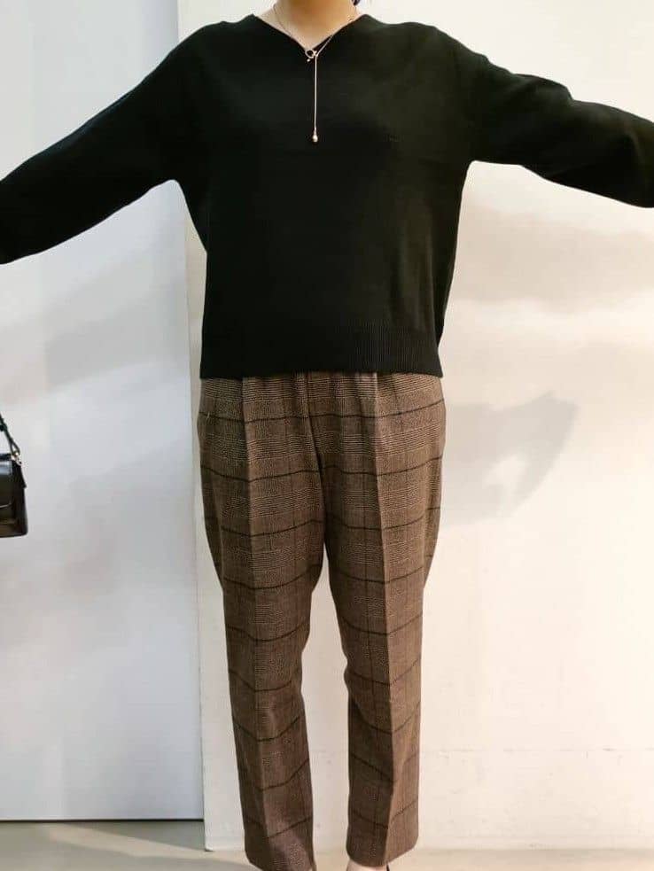 あんさんの「THE SHOP TK｜【すっきりシルエットが叶う】大人のためのVネックニット/毛玉になりにくい/静電気防止/洗濯機OK」を使ったコーディネート