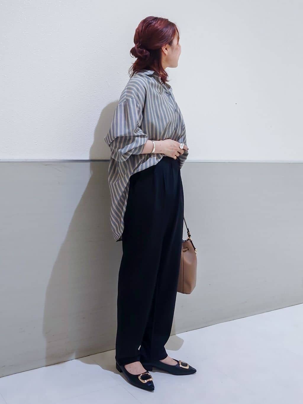 maruさんの「THE SHOP TK｜【後ろ姿もサマになる】ストライプ バックシャーリングシャツ/体型カバー/洗える」を使ったコーディネート