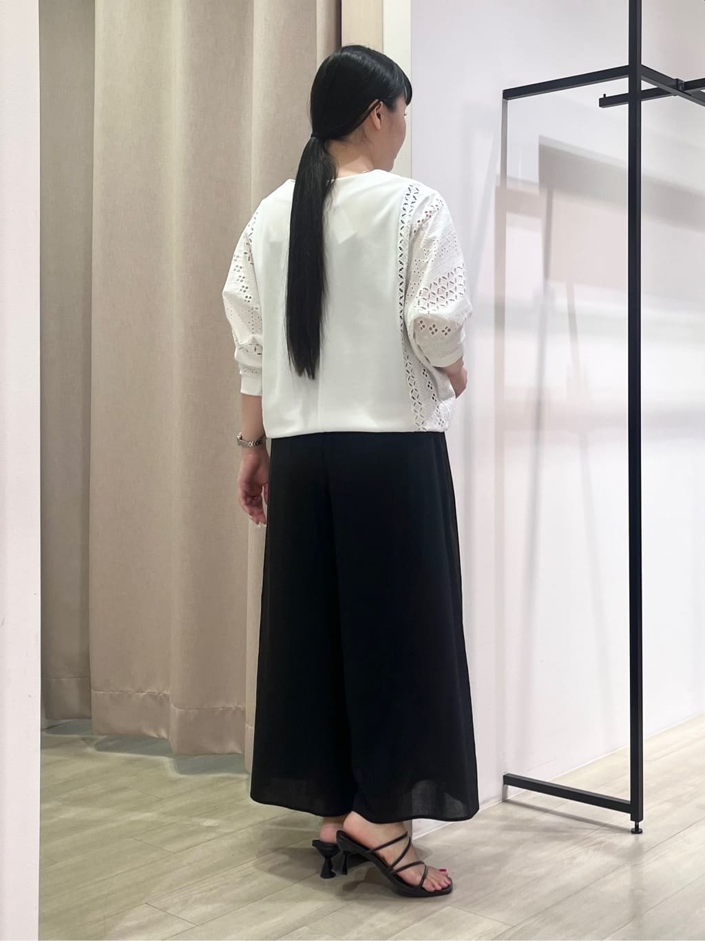 hasuさんの「INDIVI｜【洗える／清涼感◎】ワイドフレアパンツ／スカーチョ」を使ったコーディネート