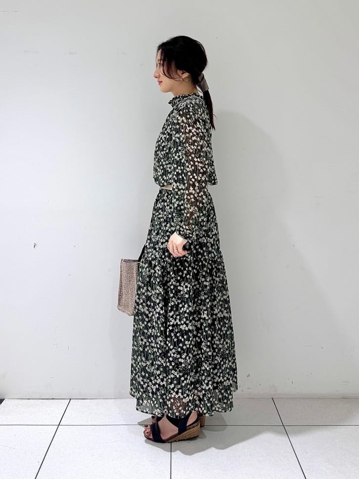 そんさんの「INDIVI｜【秋映え柄/セットアップ可能】フラワーシフォンブラウス」を使ったコーディネート