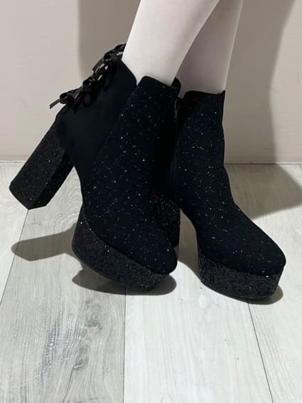 しおりんさんの「ESPERANZA｜【ラク盛り/ショートブーツ】リピーター続出／脚長美脚 バックリボングリッターヒールショートブーツ」を使ったコーディネート