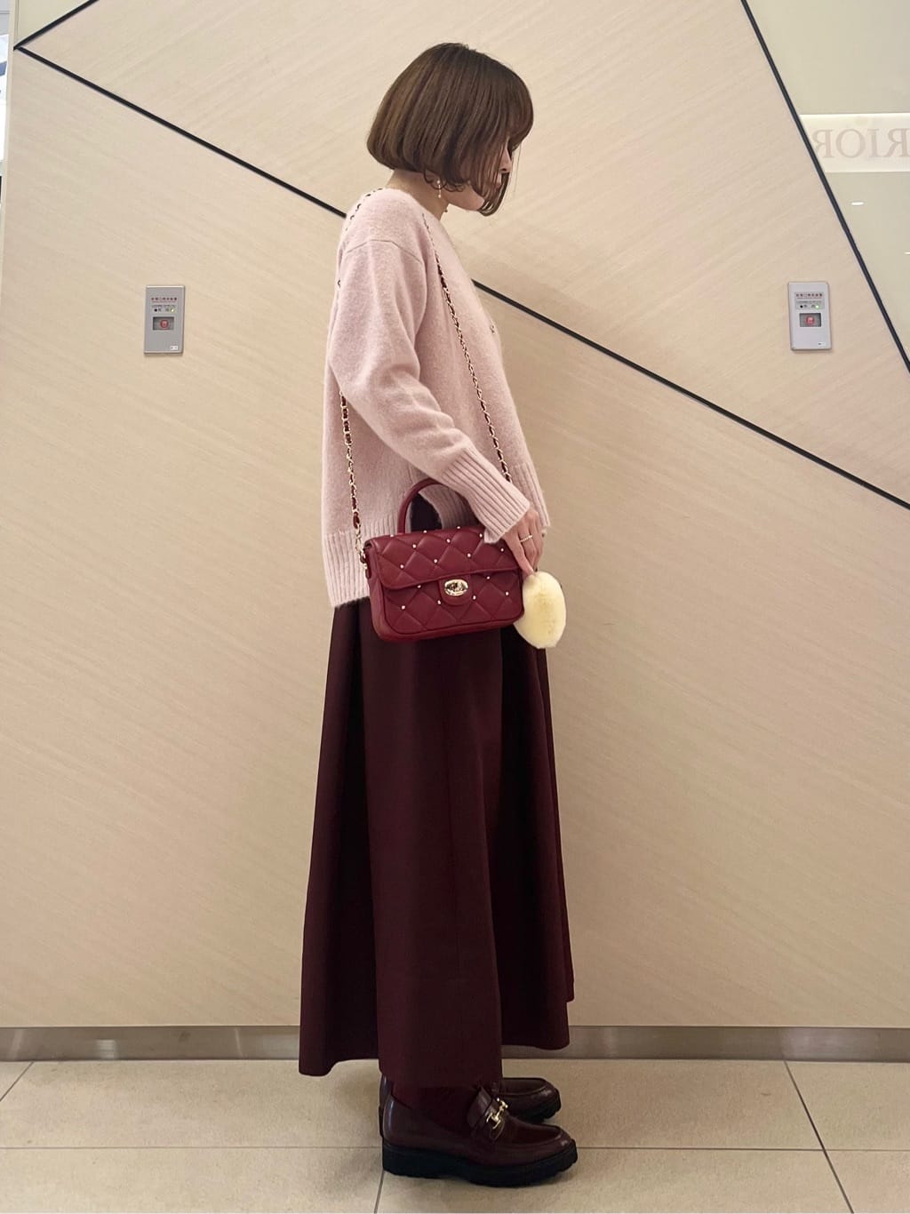 yahataさんの「DRESSTERIOR｜アルパカブレンドVネックニット」を使ったコーディネート
