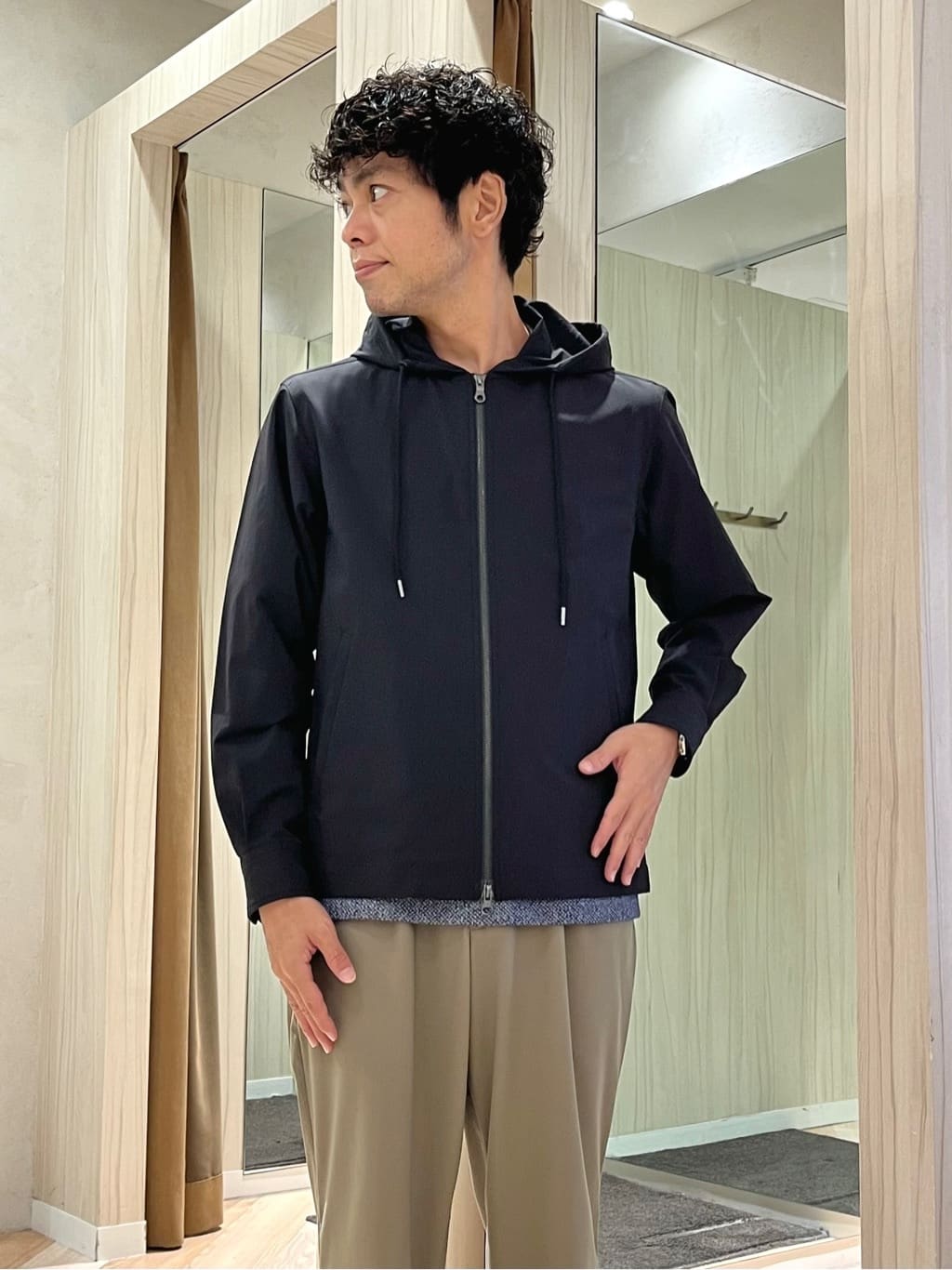 URAさんの「TAKEO KIKUCHI｜【3D ナイロン ストレッチ】ジップアップ フードブルゾン」を使ったコーディネート