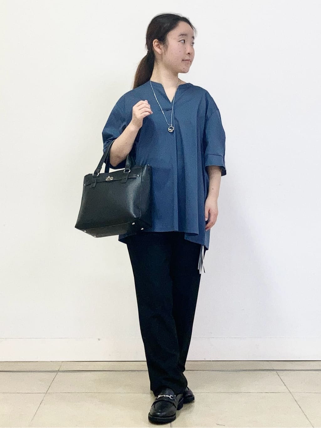 tomominさんの「Reflect｜【すっきり見え！長め丈／マシンウォッシュ可】スキッパーネックジャージトップス」を使ったコーディネート