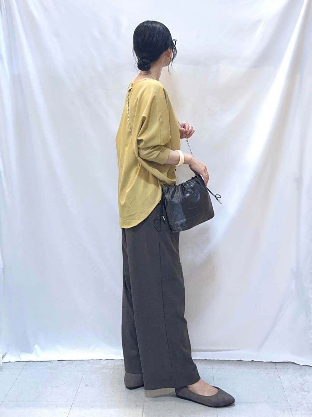 𝐇𝐢𝐫𝐨𝐦𝐢さんの「SHOO･LA･RUE｜【高レビュー/洗濯後しわになりにくい】1枚でサマ見え 8分袖ドルマンブラウス」を使ったコーディネート