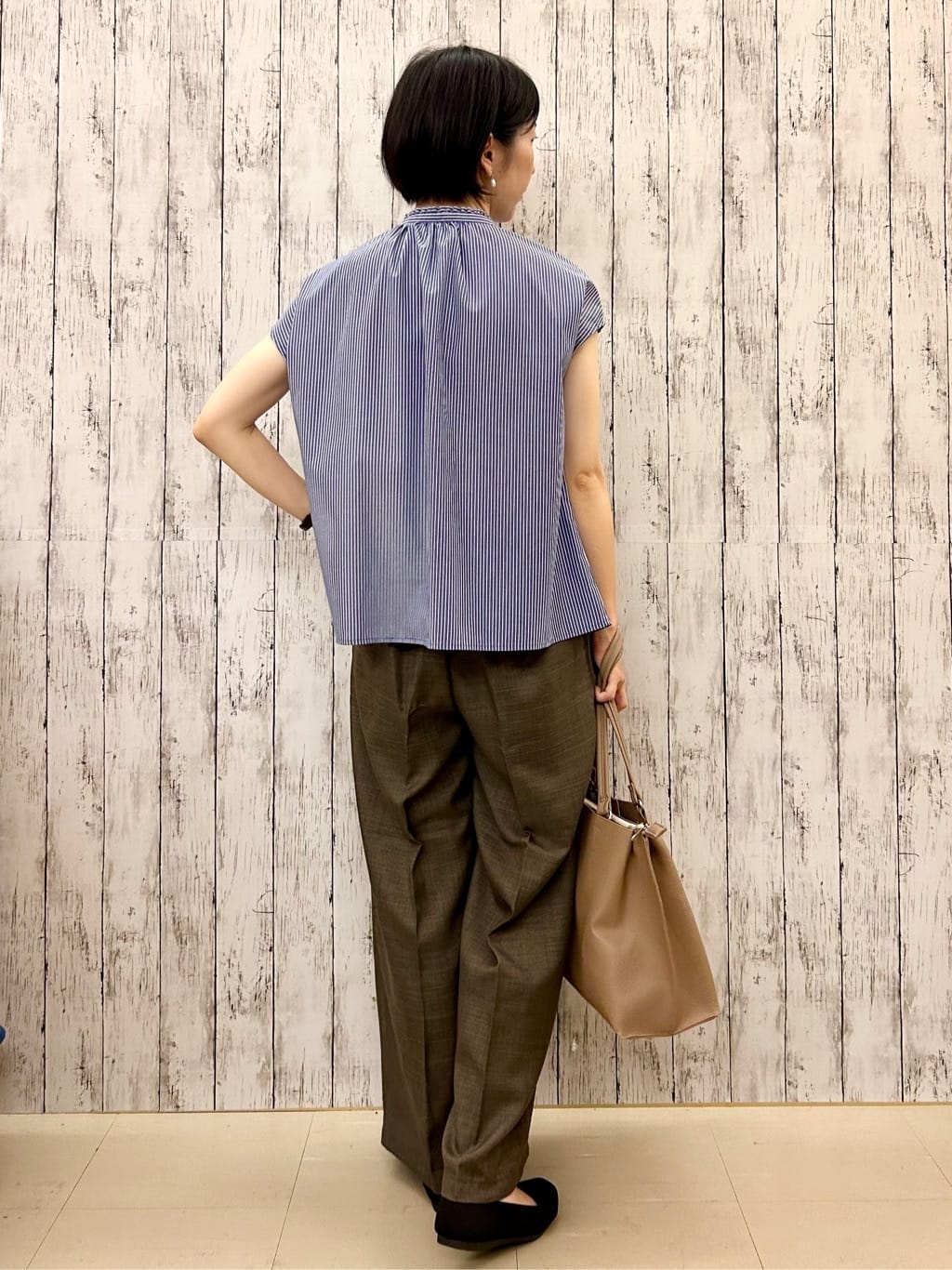 ちぐささんの「SHOO･LA･RUE｜【洗える/S-LL】プチフリル襟が女性らしい フレンチスリーブシャツ」を使ったコーディネート