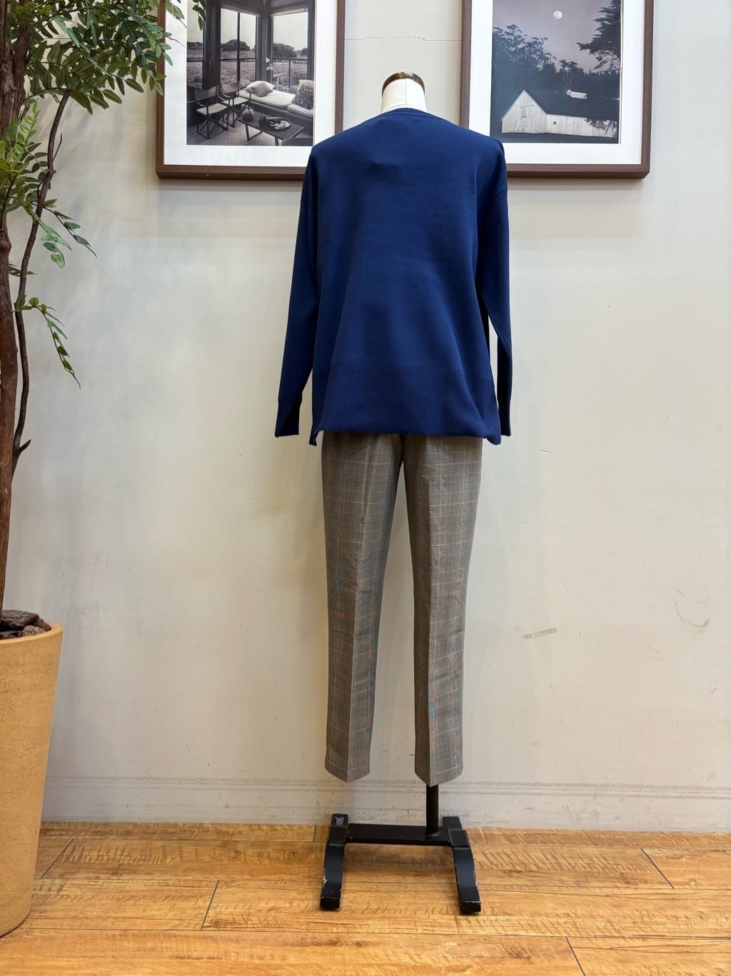 maiさんの「SHOO･LA･RUE｜【高レビュー/SS-LL/美脚シルエット】すっきりきれい見え テーパードパンツ」を使ったコーディネート