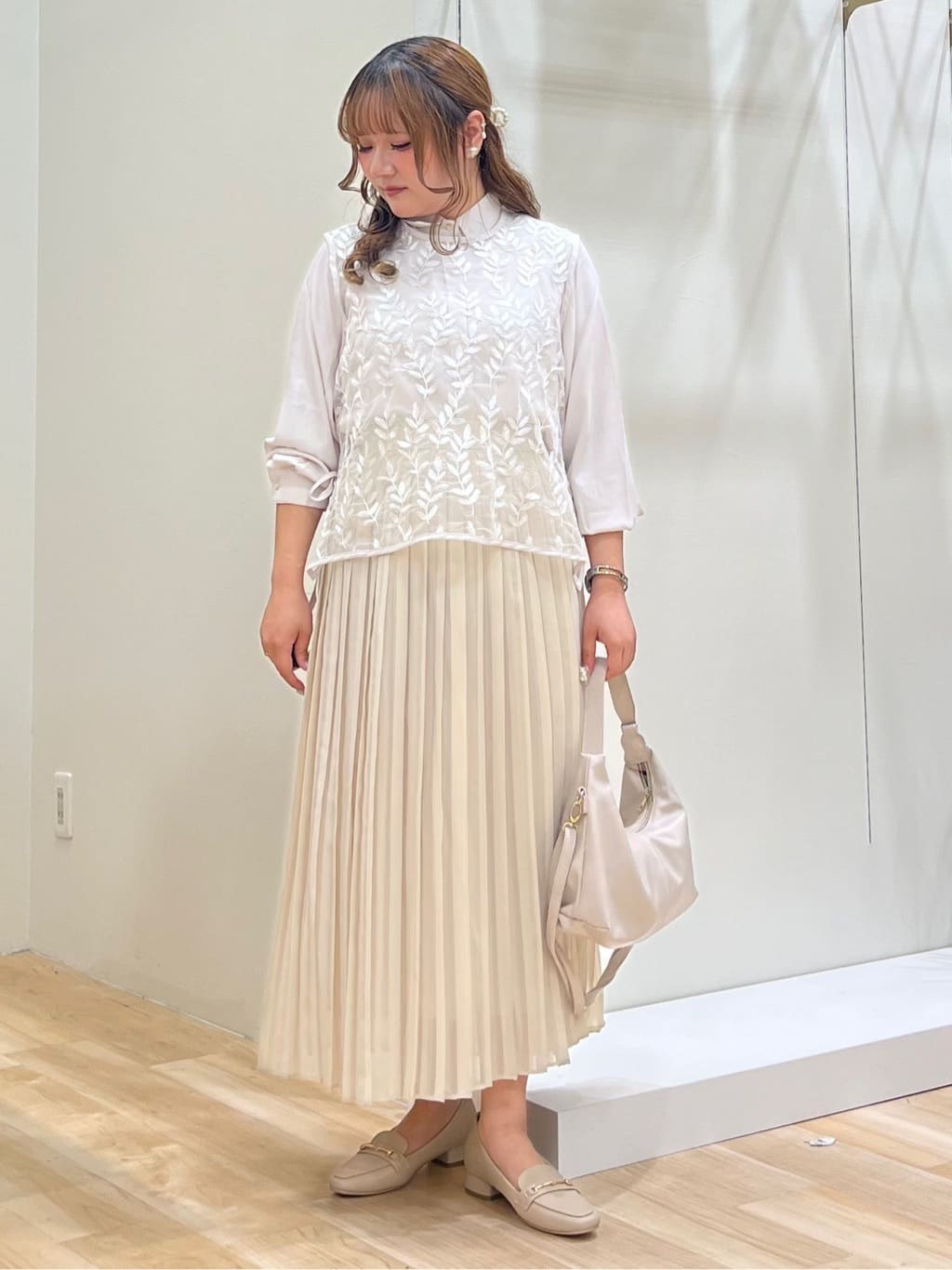 みことさんの「grove｜リーフ刺繍スパンコールベスト＆ブラウスセット」を使ったコーディネート