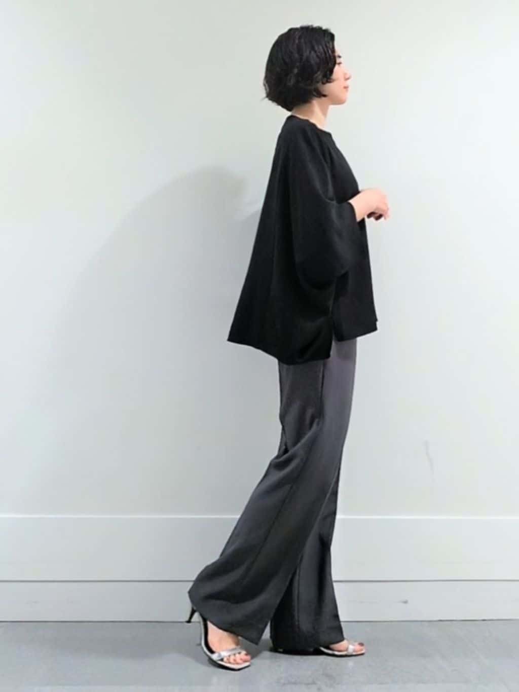 ミズタさんの「UNTITLED｜【後ろウエストゴム】ツイルセミフレアパンツ」を使ったコーディネート