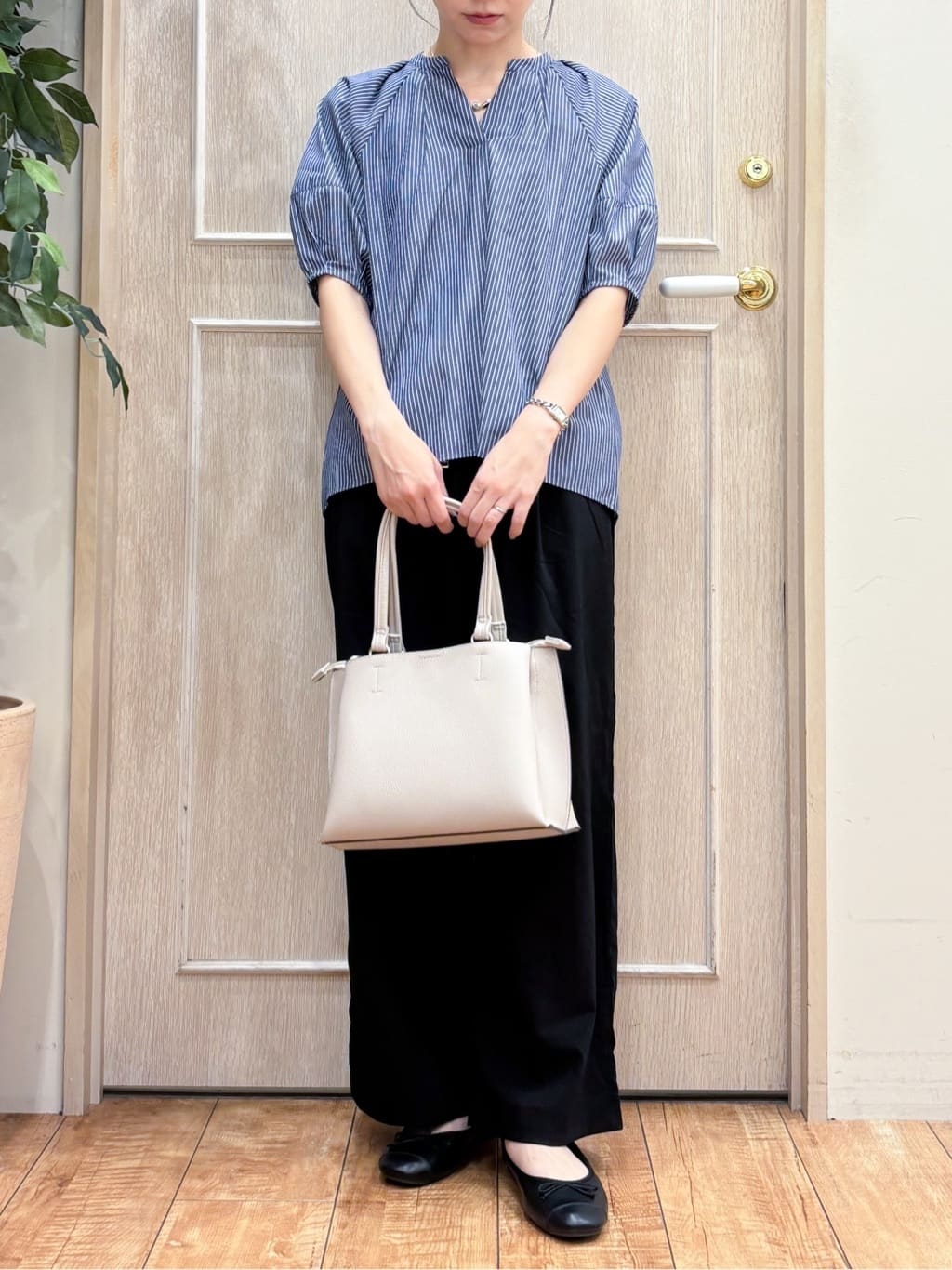 なみさんの「SHOO･LA･RUE｜【S-LL/洗濯後しわになりにくい】ランタンスリーブで女性らしく 5分袖スキッパーブラウス」を使ったコーディネート