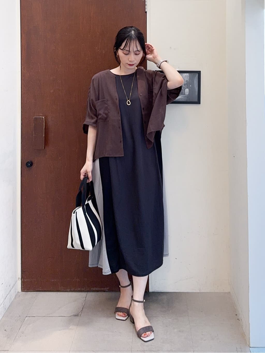 𝐇𝐢𝐫𝐨𝐦𝐢さんの「SHOO･LA･RUE｜【S-LL/ひんやり】全身すっきり見えが楽に叶う サイド切替 バイカラーAラインワンピース」を使ったコーディネート