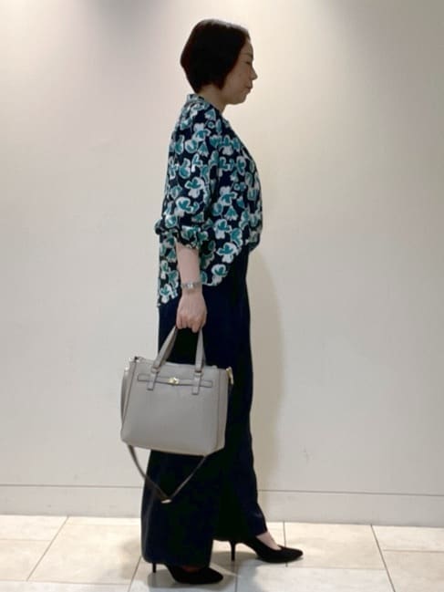フミさんの「Reflect｜【ジャケットのインナーにおすすめ◎】花柄タックデザインブブラウス」を使ったコーディネート