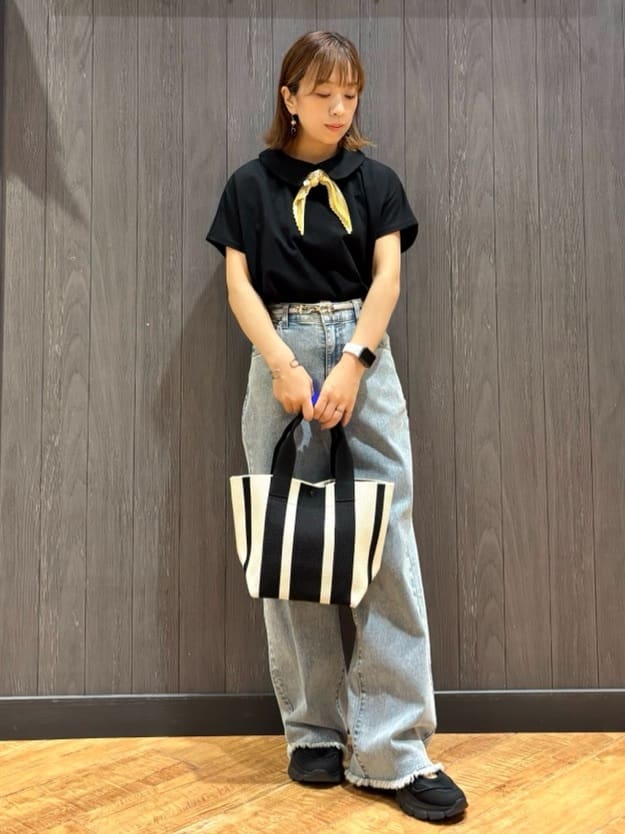 meiさんの「SHOO･LA･RUE｜【S-LL/裏ひんやり/ストレッチ】ワイドストレートデニムパンツ」を使ったコーディネート