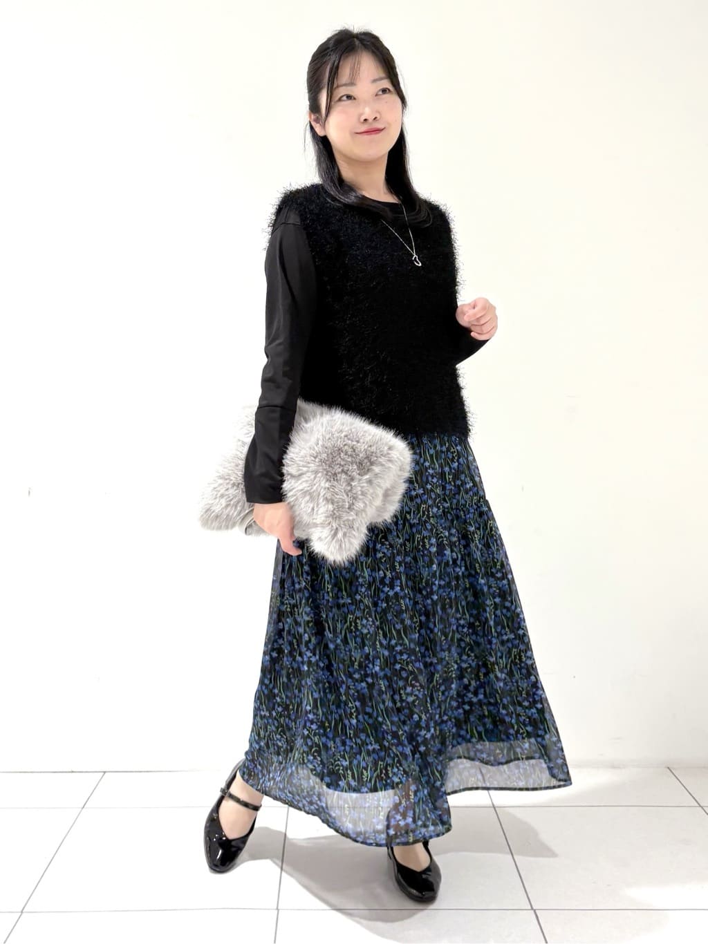 momokoさんの「INDIVI｜【秋映え柄/セットアップ可能】フラワーシフォンスカート」を使ったコーディネート