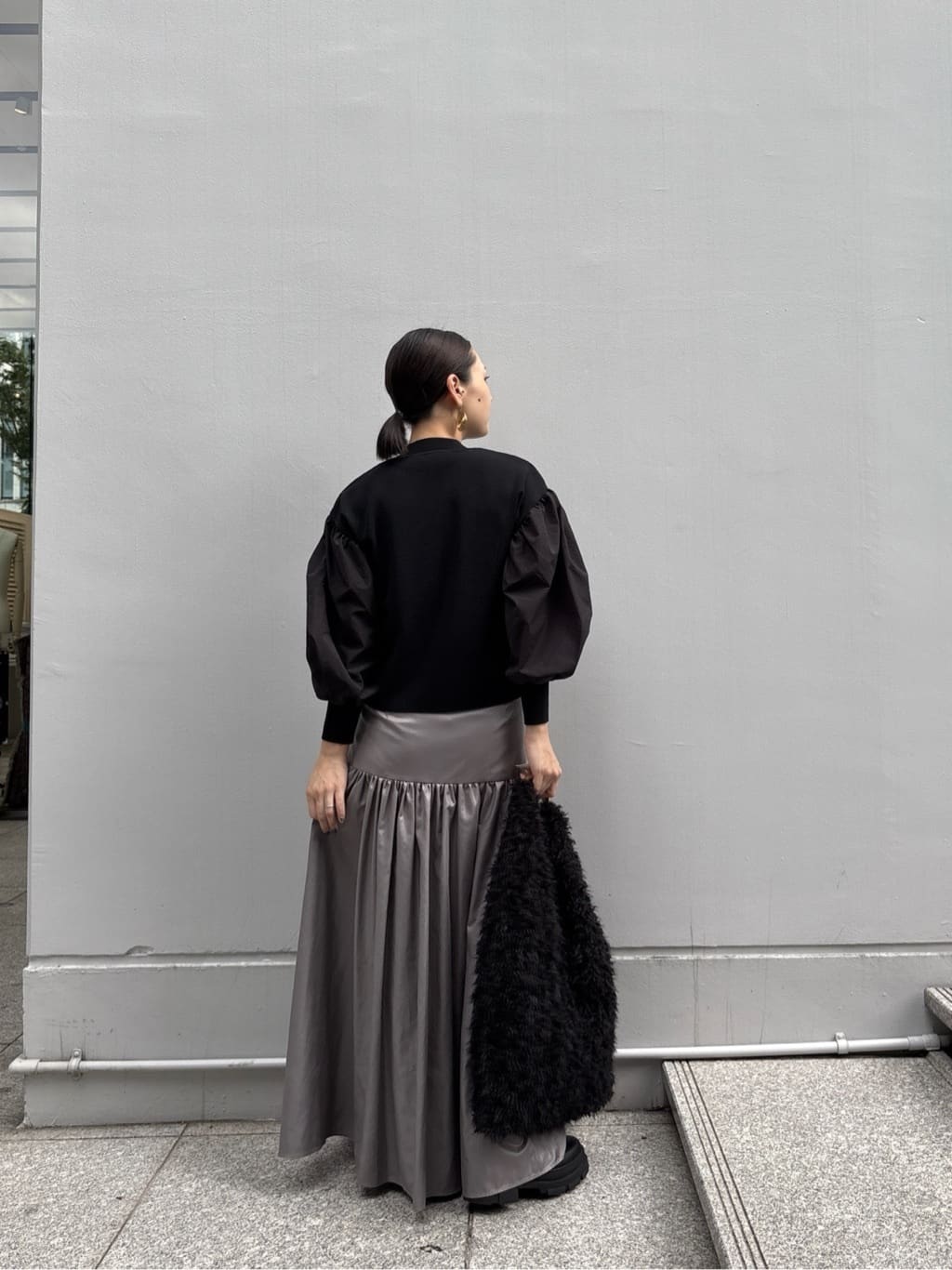 ayanoさんの「INDIVI｜レザーライクマキシスカート」を使ったコーディネート