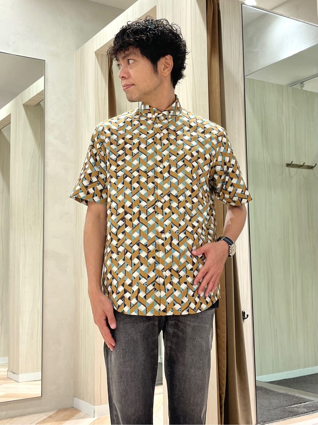 URAさんの「TAKEO KIKUCHI｜【COOL CITY WEAR】籠目アート柄 サッカーシャツ /通気性」を使ったコーディネート