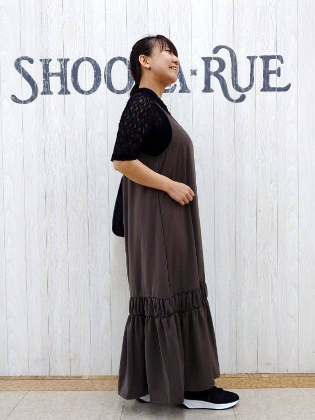 とろろさんの「SHOO･LA･RUE｜【ひんやり】シャーリングがアクセントに 大人のデザインキャミワンピース」を使ったコーディネート