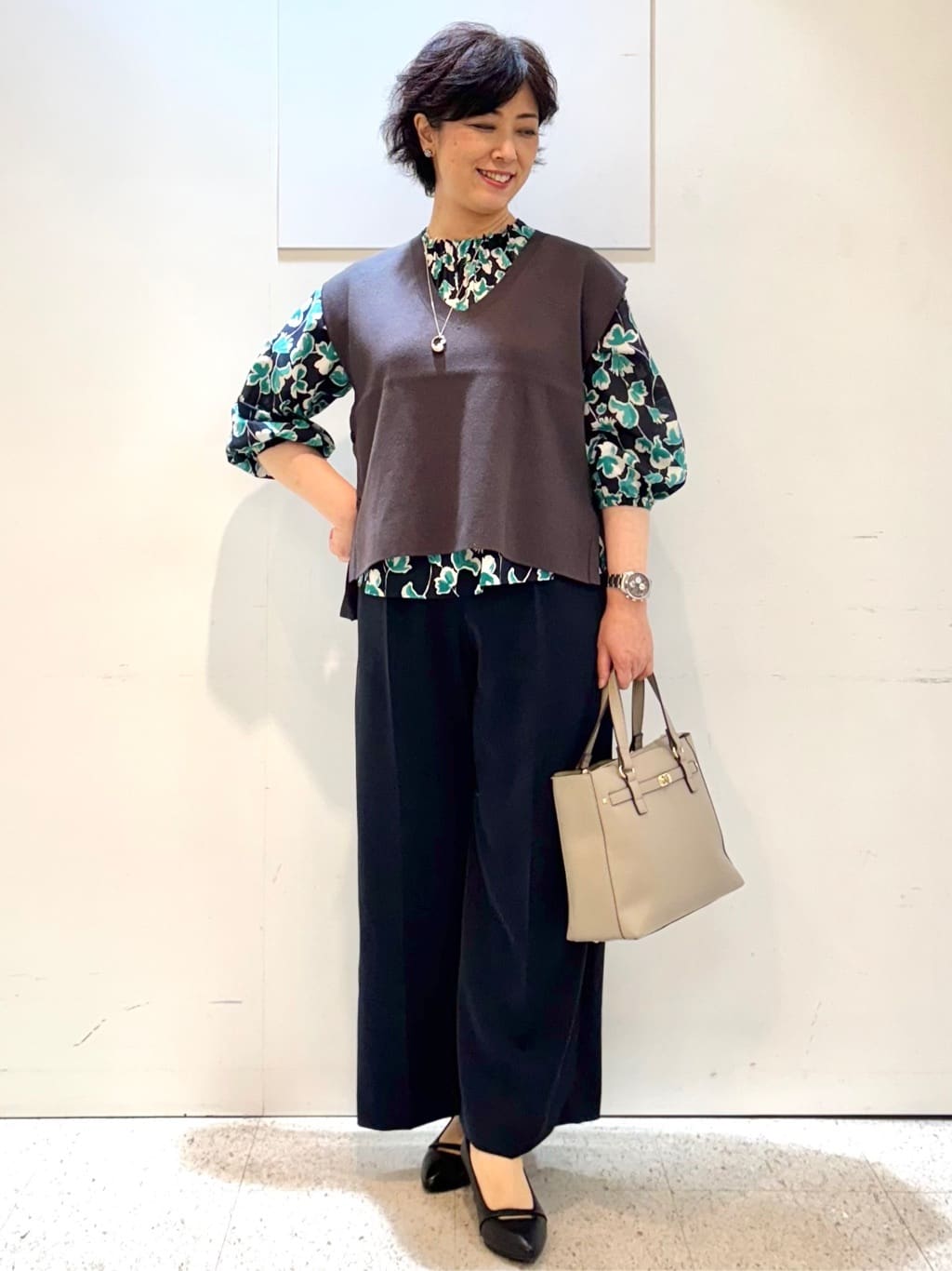 ヤスコさんの「Reflect｜【ジャケットのインナーにおすすめ◎】花柄タックデザインブブラウス」を使ったコーディネート