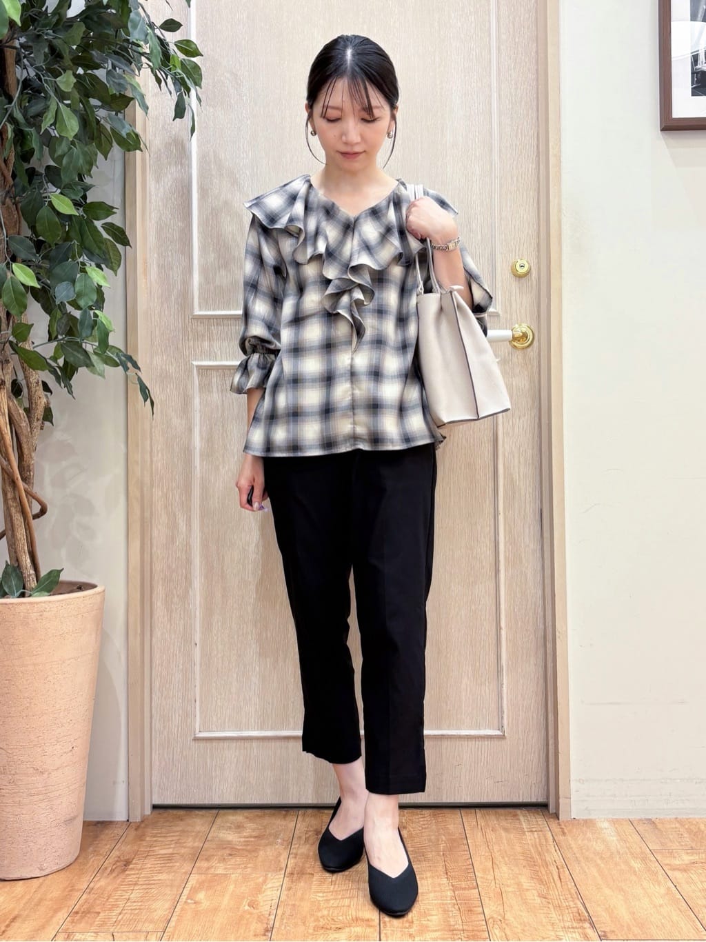 なみさんの「SHOO･LA･RUE｜【S-LL/ひんやり】きれいめにもカジュアルにも サブリナパンツ」を使ったコーディネート